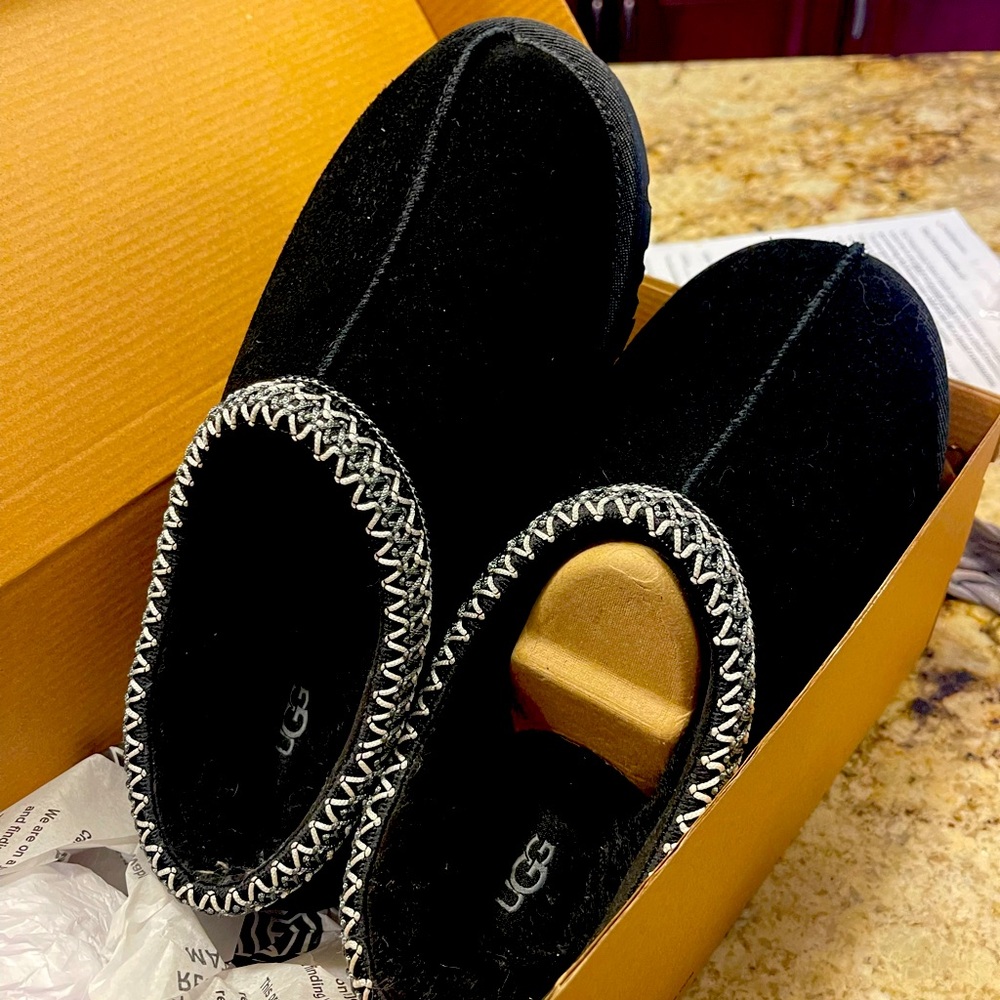 New Men’s 7 black Ugg Tasman. In box. Never worn